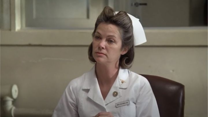 לואיז פלטשר בתפקיד האחות ראצ'ד מביטה במישהו בריכוז בסרט "קן הקוקייה".