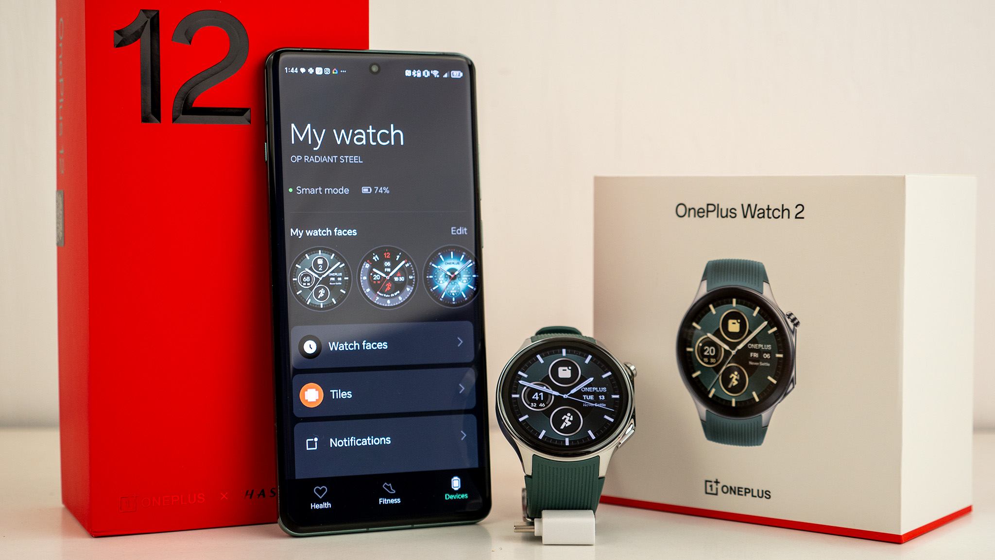 ה-OnePlus Watch 2 עם טלפון OnePlus 12 והתיבות שלהם